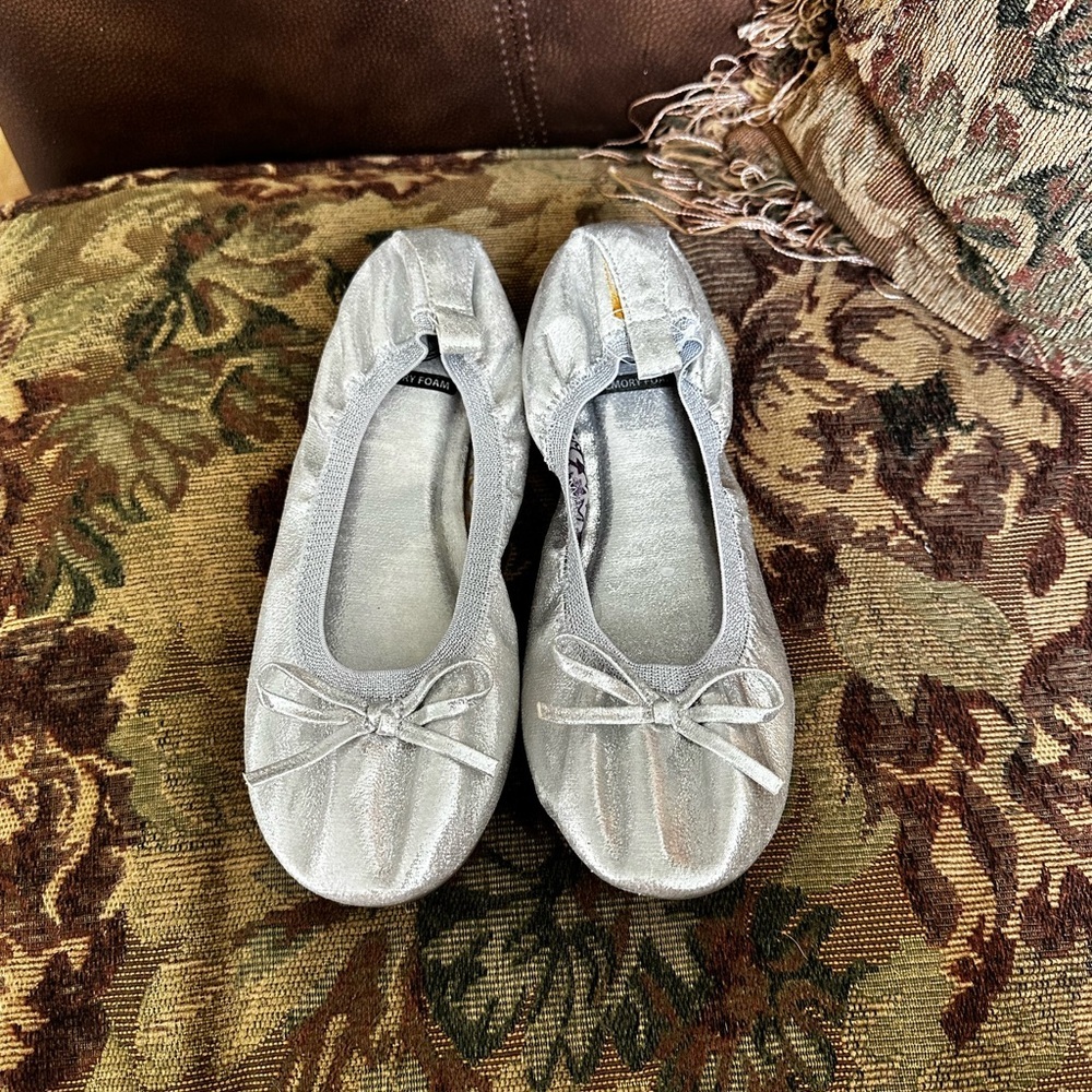 Wonder nation size 4 shoes